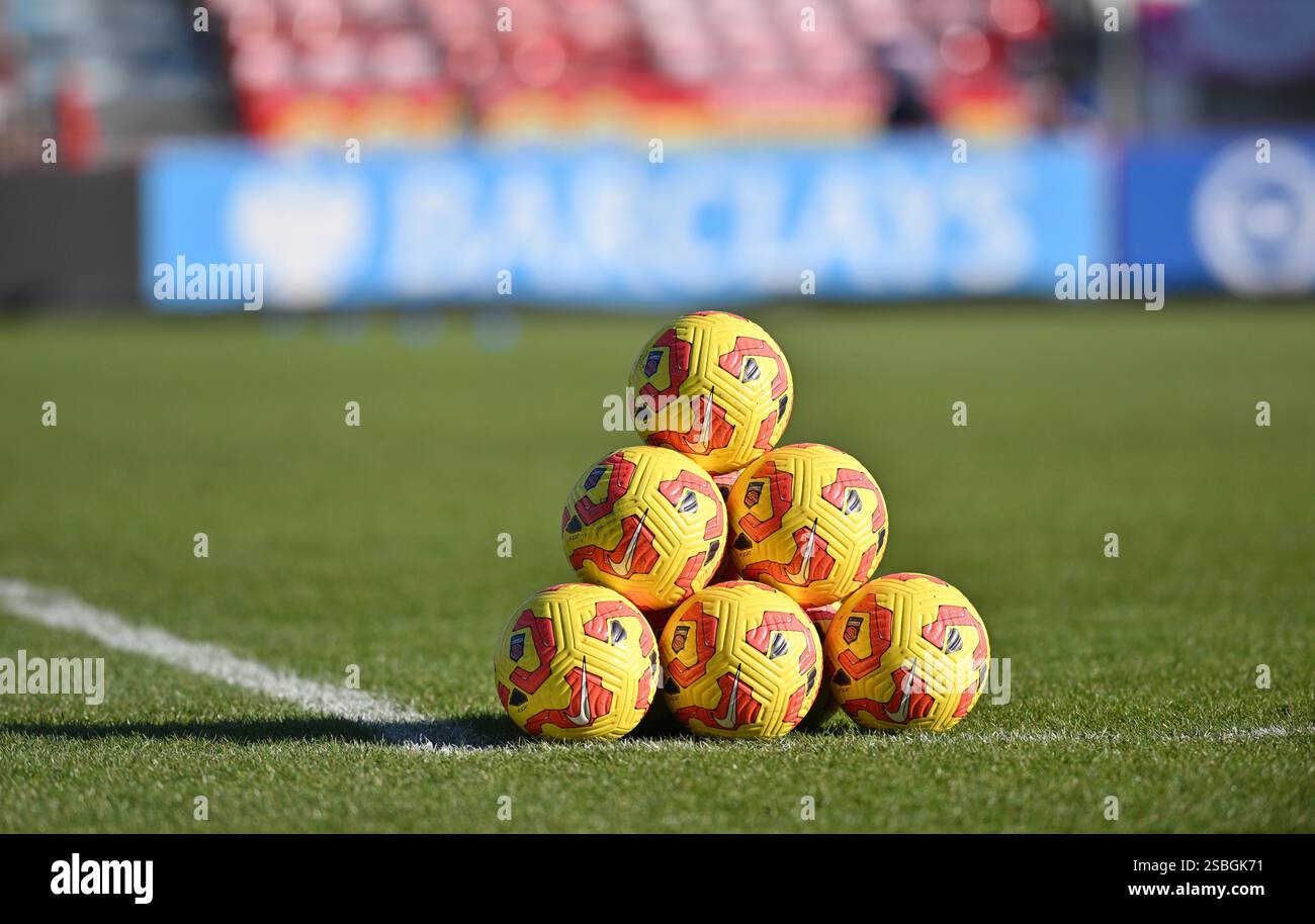 Crawley , Regno Unito 2 febbraio 2025 - palloni da calcio alla partita di calcio femminile della Super League tra Brighton & Hove Albion e Crystal Palace al Broadfield Stadium , Crawley , Regno Unito : Credit Simon Dack /TPI Foto Stock