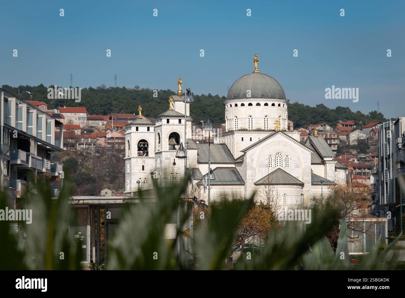 Chiesa ortodossa della Risurrezione di Cristo in una giornata di sole con sfondo blu cielo. Cattedrale della Resurrezione di Cristo, un Chu ortodosso serbo Foto Stock