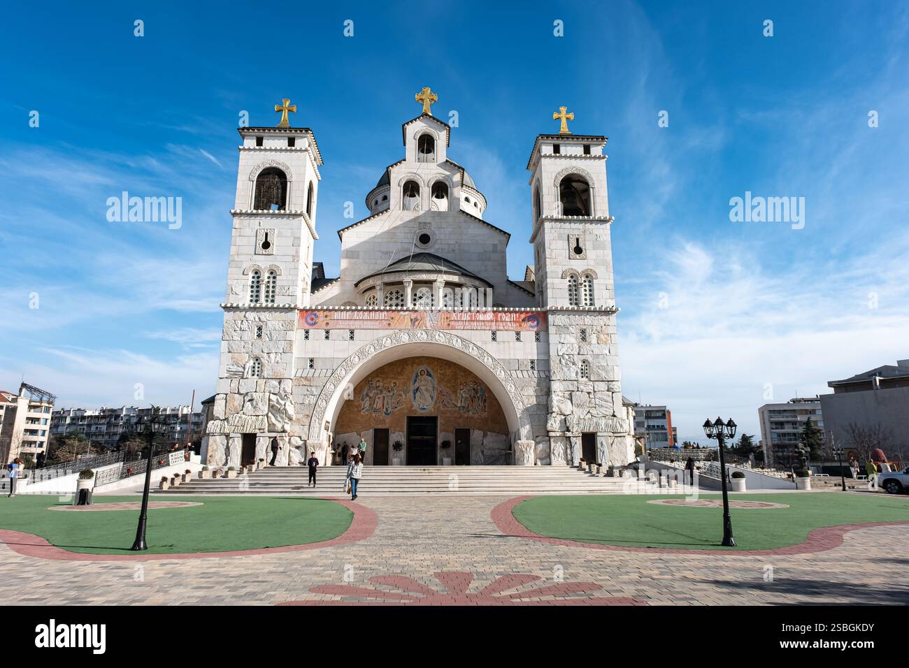 Chiesa ortodossa della Risurrezione di Cristo in una giornata di sole con sfondo blu cielo. Cattedrale della Resurrezione di Cristo, un Chu ortodosso serbo Foto Stock