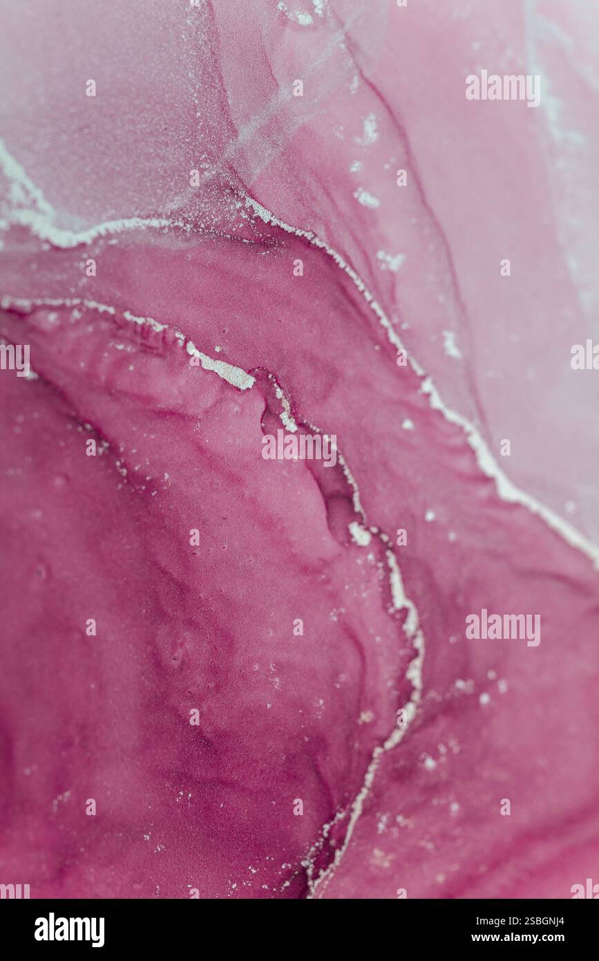 Composizione astratta di inchiostro di alcool in sfumature di rosa e bianco che scorre con motivi organici Foto Stock
