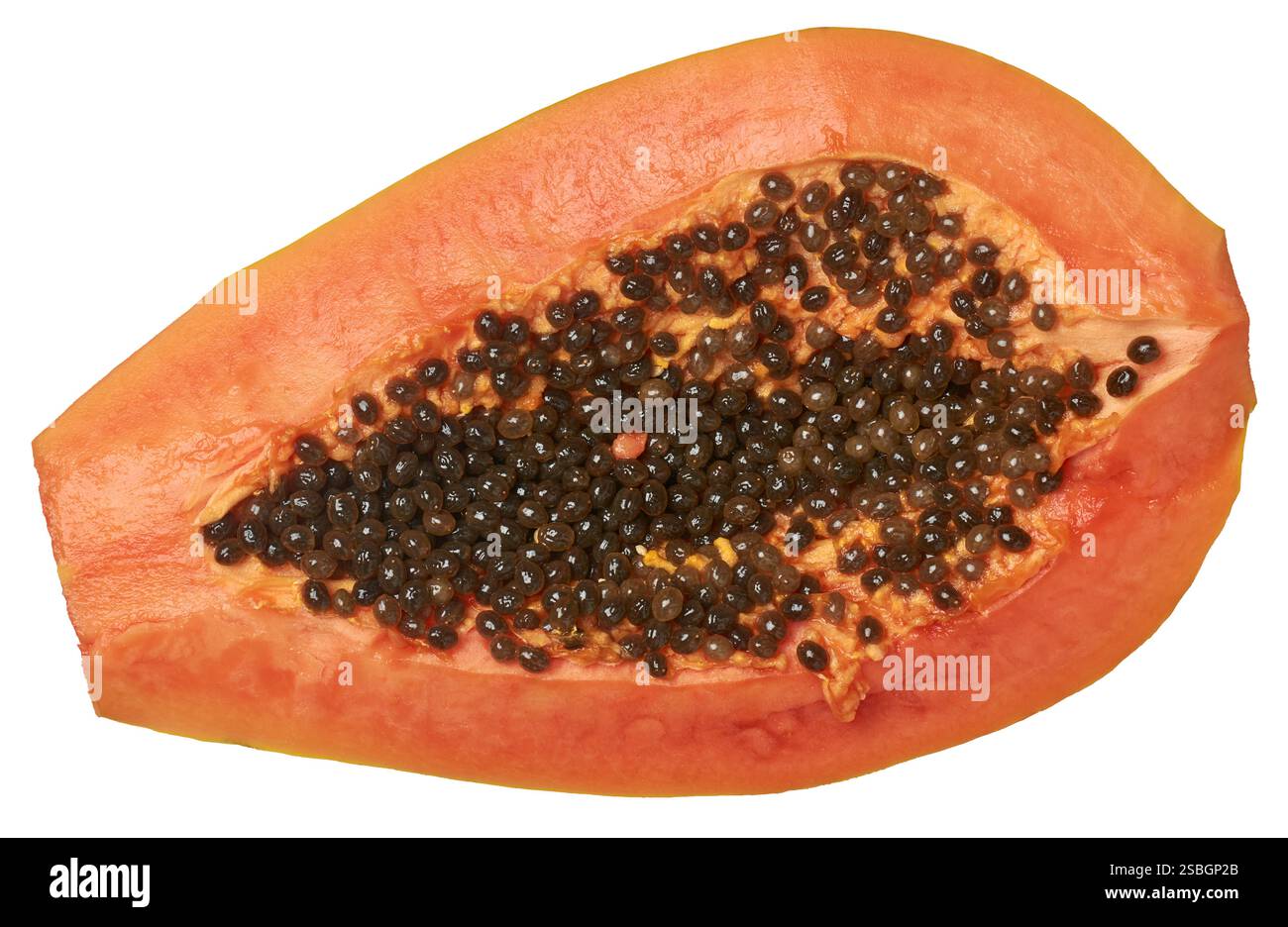 fetta di papaya matura o tagliata su sfondo bianco a metà isolato, succosa frutta dolce con polpa di arancia vibrante e semi neri Foto Stock