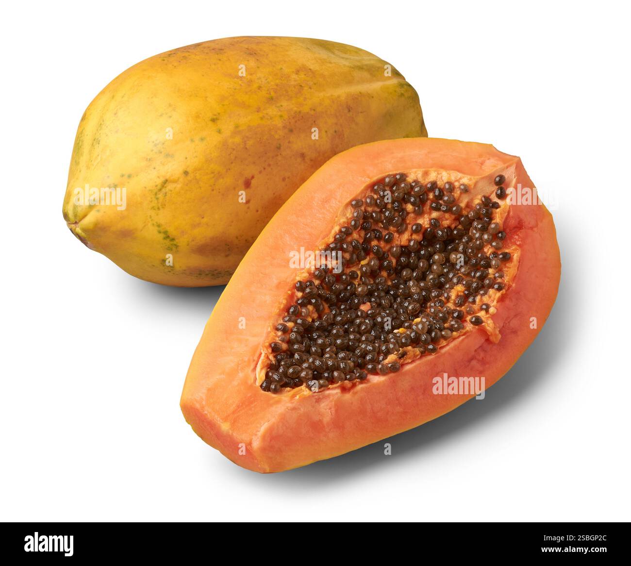papaya intera matura a fette o tagliata su fondo bianco a metà isolato, succosa frutta dolce con polpa arancione vivace e semi neri Foto Stock
