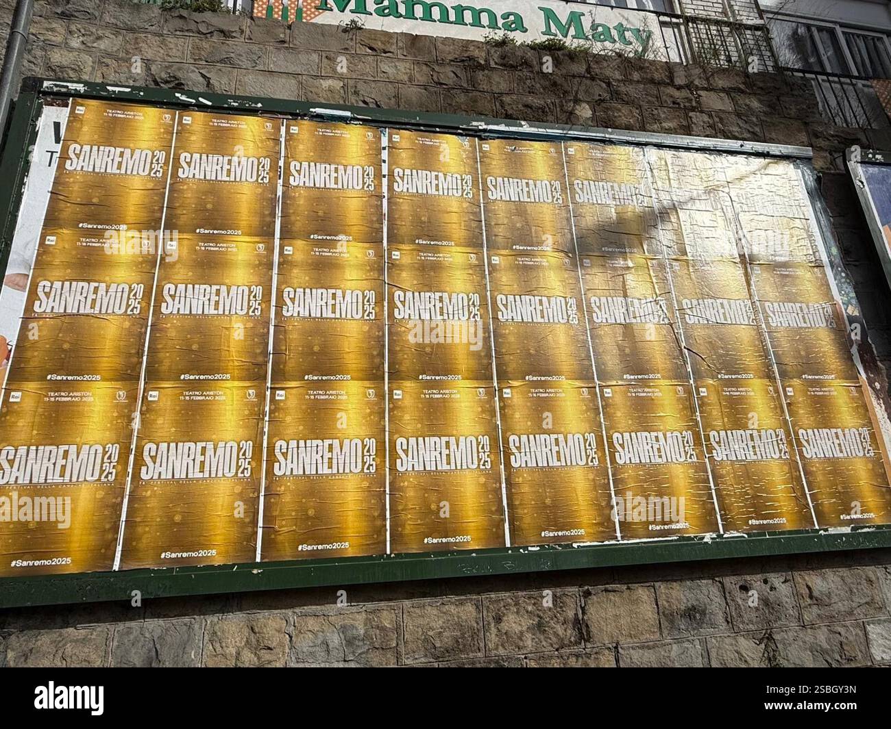 Sanremo, Italia. 31 gennaio 2025. Diversi poster promozionali per il Festival di Sanremo. Il Festival della canzone Italiana è il concorso musicale più importante d'Italia e il più antico concorso di musica pop d'Europa. Crediti: Robert Messer/dpa/Alamy Live News Foto Stock