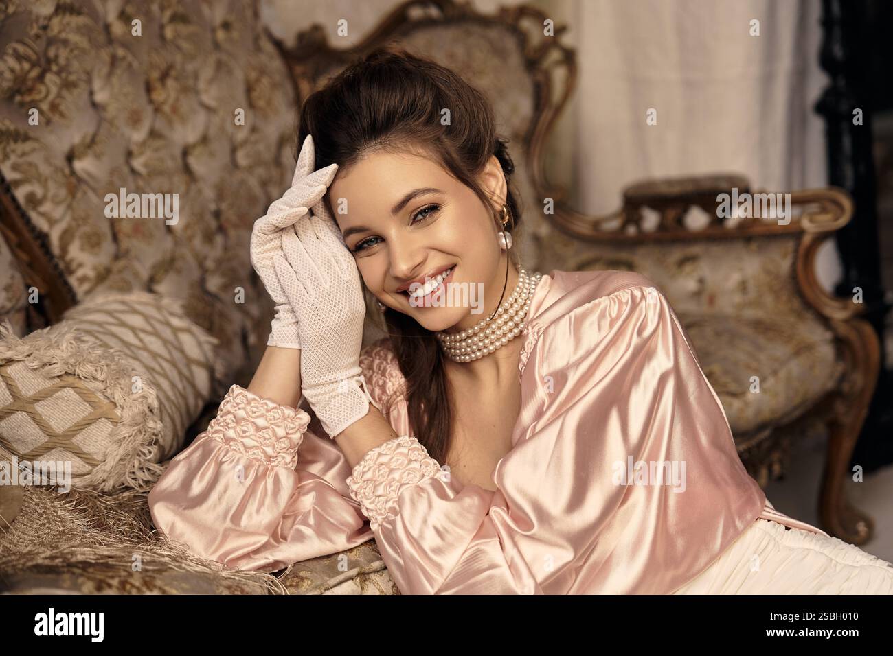 Una giovane donna indossa in modo affascinante un elegante abito vintage, trasudando un'aura e una grazia mistica. Foto Stock