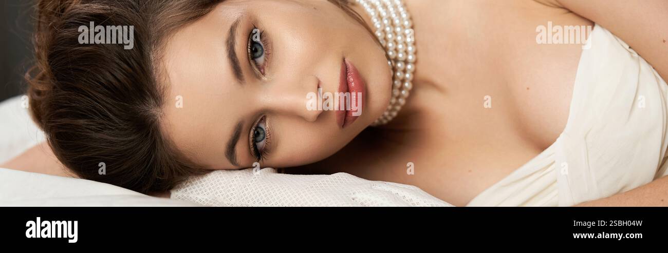 Una giovane donna incarna incanto e bellezza in un etereo ambiente vintage, evocando un'aura mistica. Foto Stock