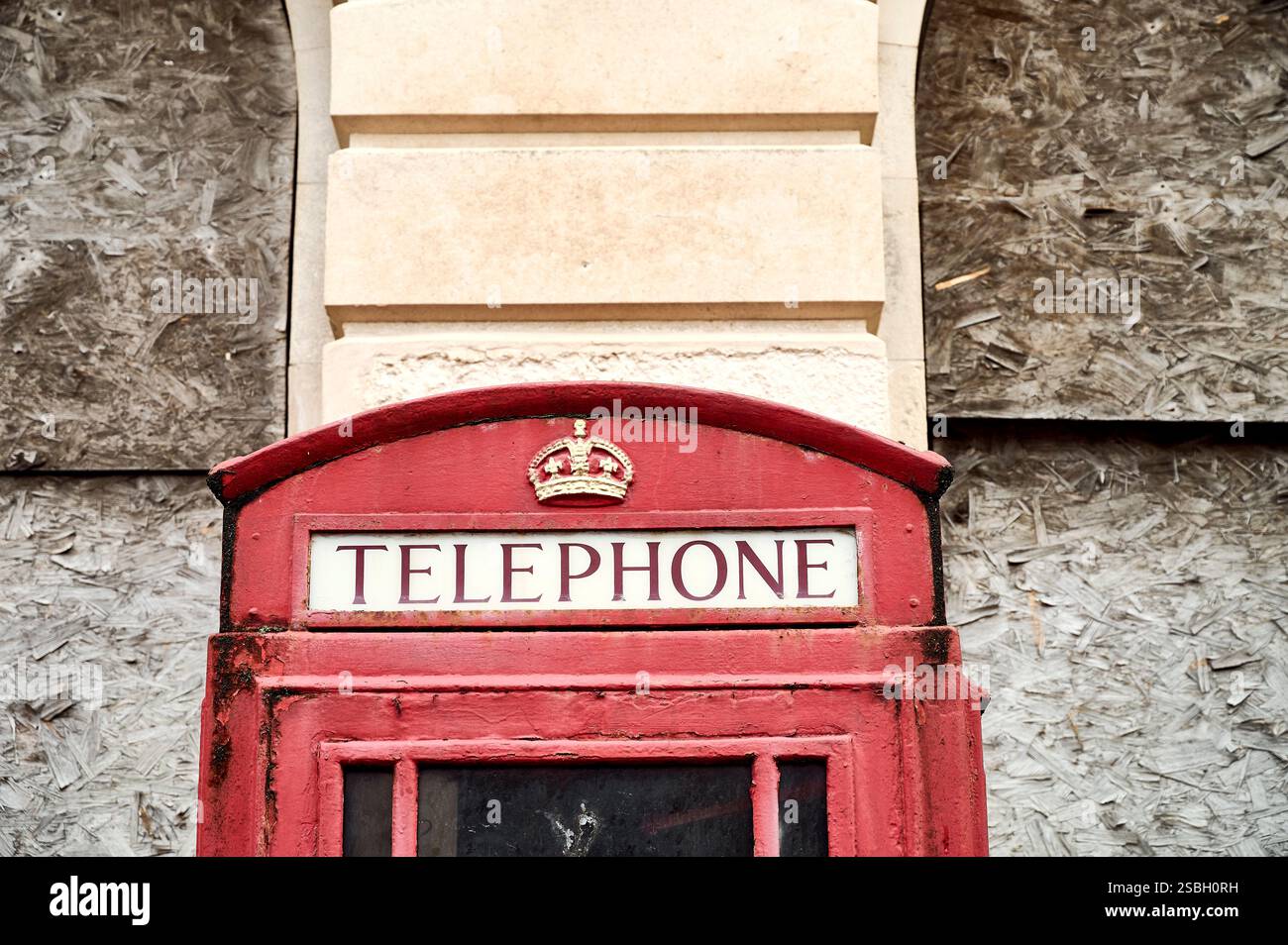 Vecchia cabina telefonica rossa K6 in disuso accanto all'ufficio postale chiuso Foto Stock