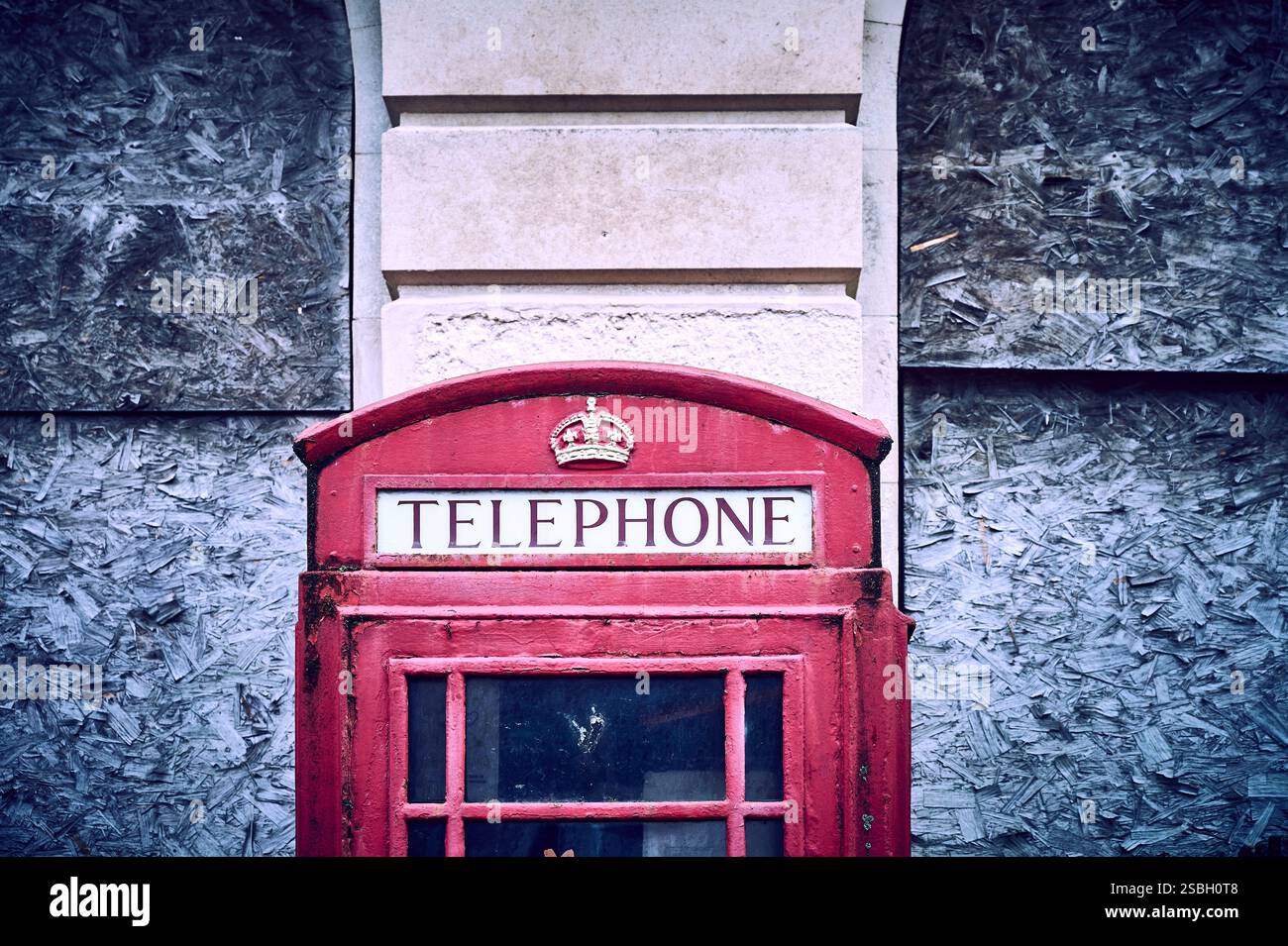 Vecchia cabina telefonica rossa K6 in disuso accanto all'ufficio postale chiuso Foto Stock
