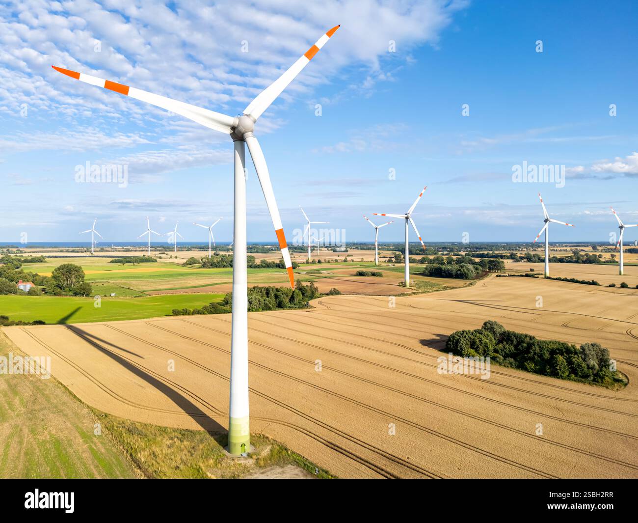 Turbine eoliche energia rinnovabile vista aerea del mulino a vento nel Mar Baltico vicino a Heiligenhafen, Germania Foto Stock
