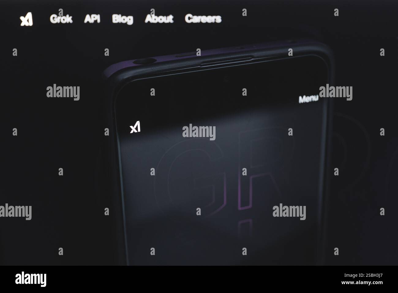 Primo piano di una schermata con il logo Grok e il sito Web x.ai in un browser Web. 3 febbraio 2025 Foto Stock