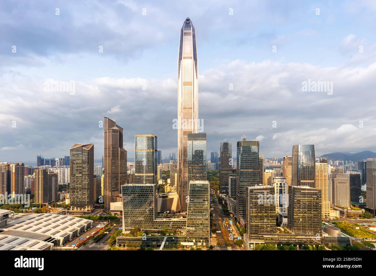 Skyline di Shenzhen con grattacieli nel centro della città, quartiere di Futian a Shenzhen, Cina Foto Stock