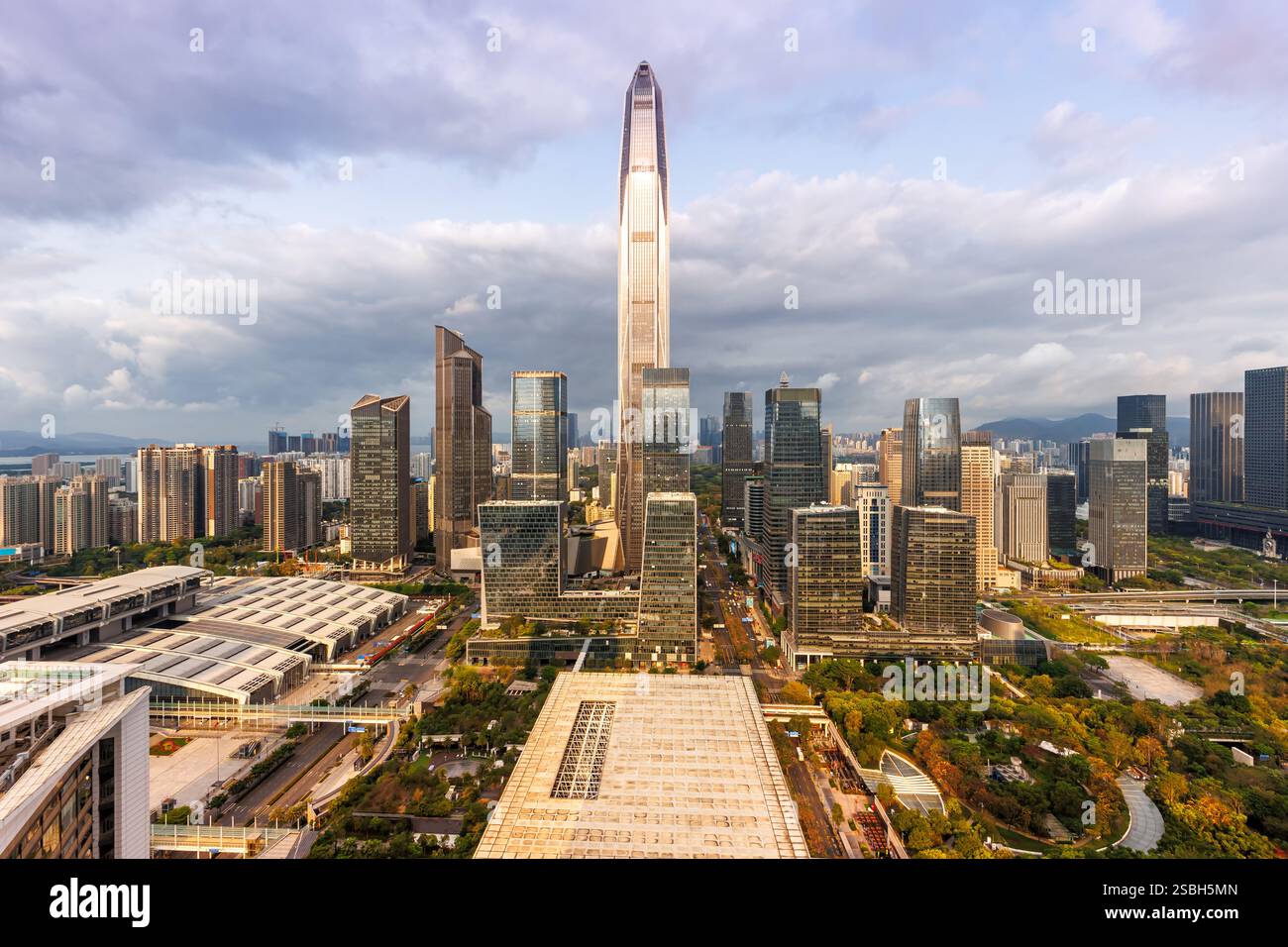 Skyline di Shenzhen con grattacieli nel centro della città, quartiere di Futian a Shenzhen, Cina Foto Stock