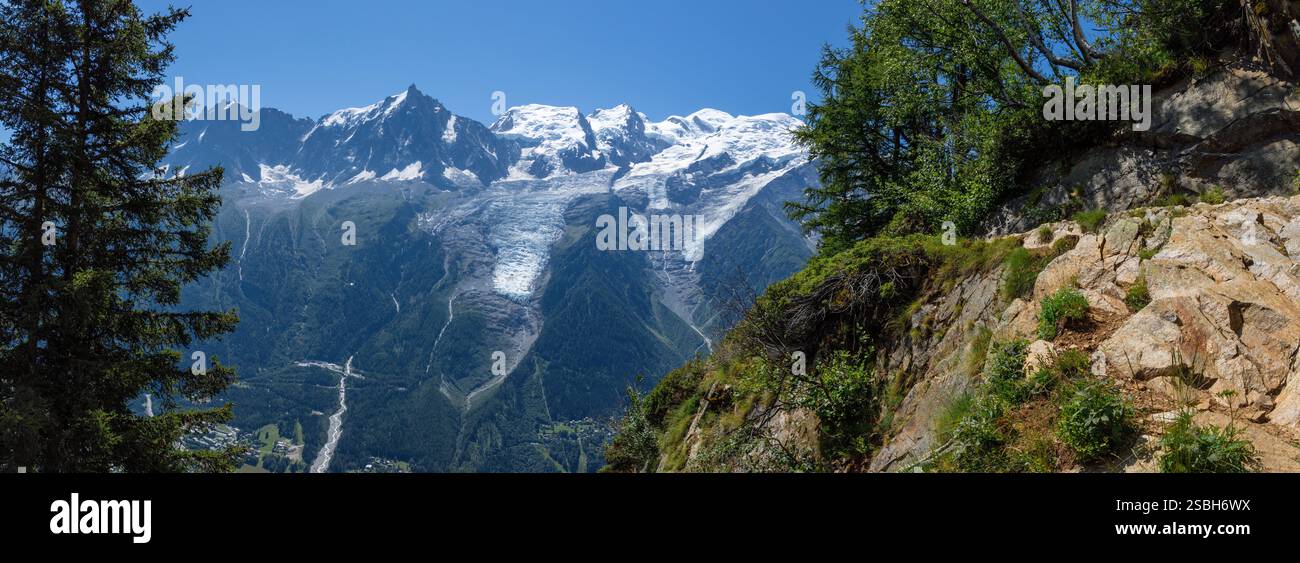 Il panorama del massiccio del Monte Bianco e Aigulle du Midi picco. Foto Stock