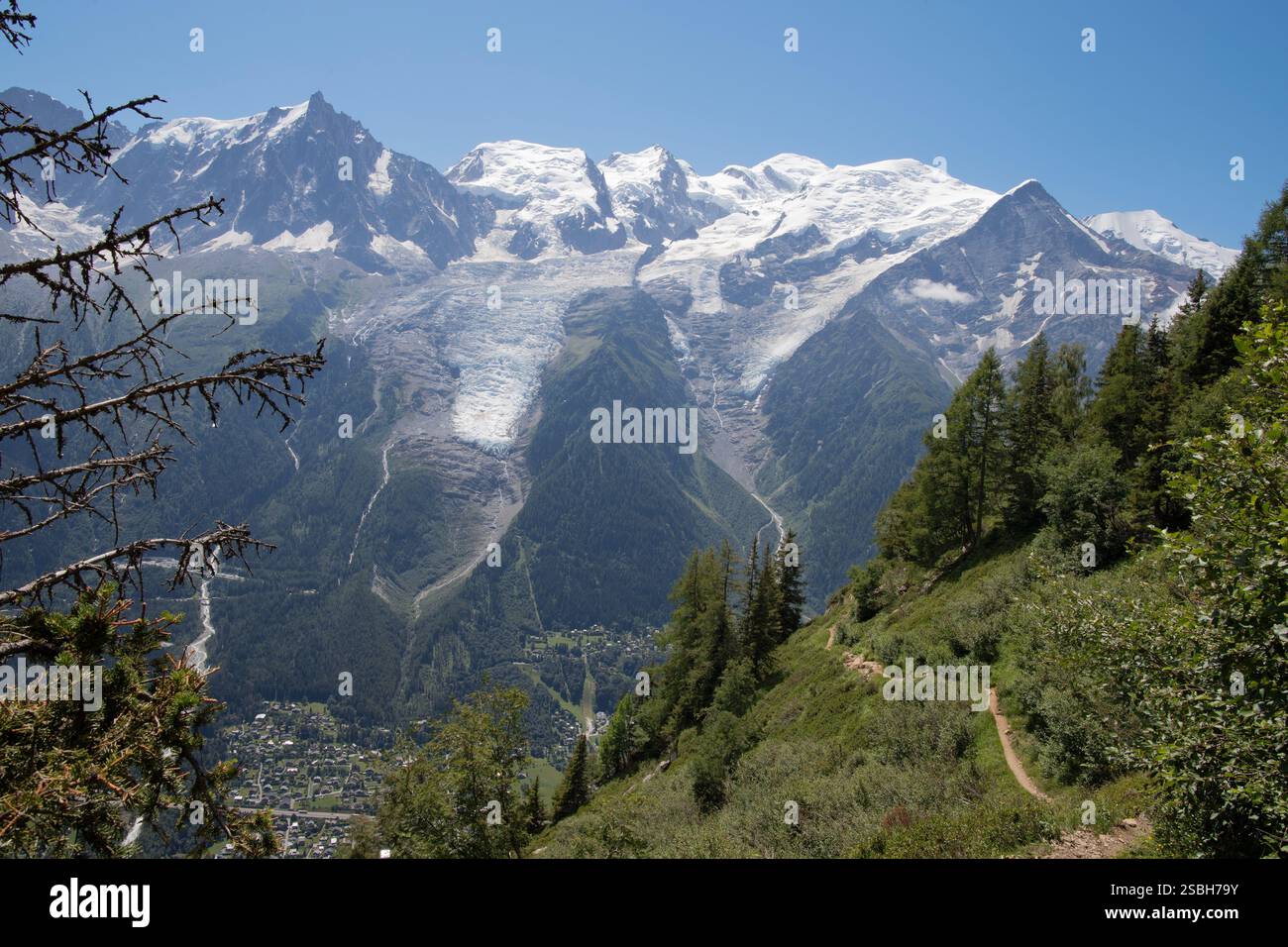 Il panorama del massiccio del Monte Bianco e Aigulle du Midi picco. Foto Stock