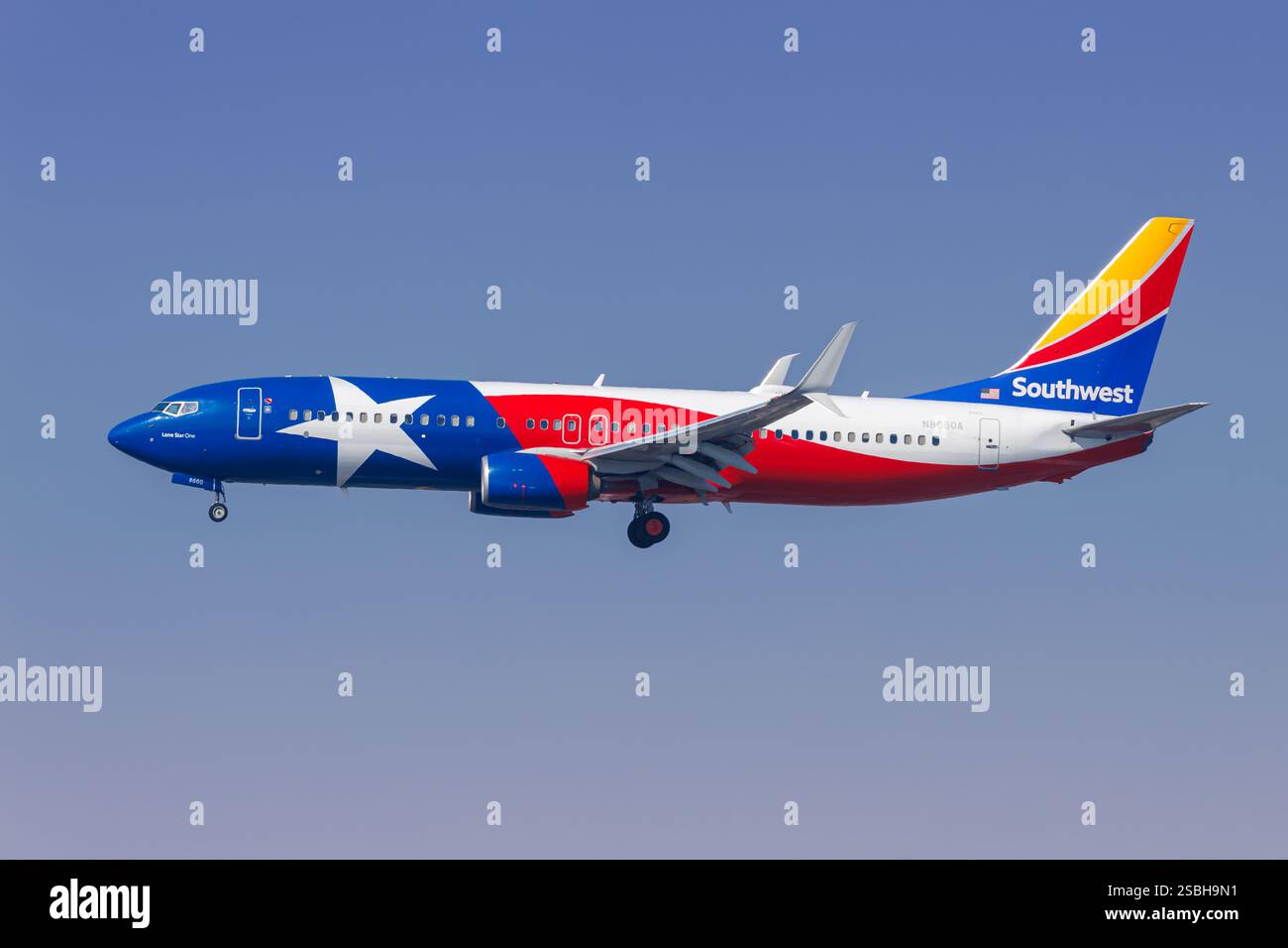 Los Angeles, Stati Uniti - 9 ottobre 2024: Aereo Boeing 737-800 della Southwest Airlines con la livrea speciale Lone Star One all'interno di Los Angeles Foto Stock