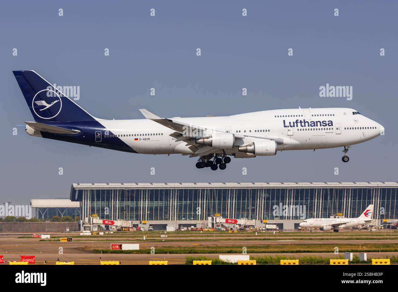 Shanghai, Cina - 10 aprile 2024: Aereo Boeing 747-400 Lufthansa presso l'aeroporto Pudong di Shanghai in Cina. Foto Stock