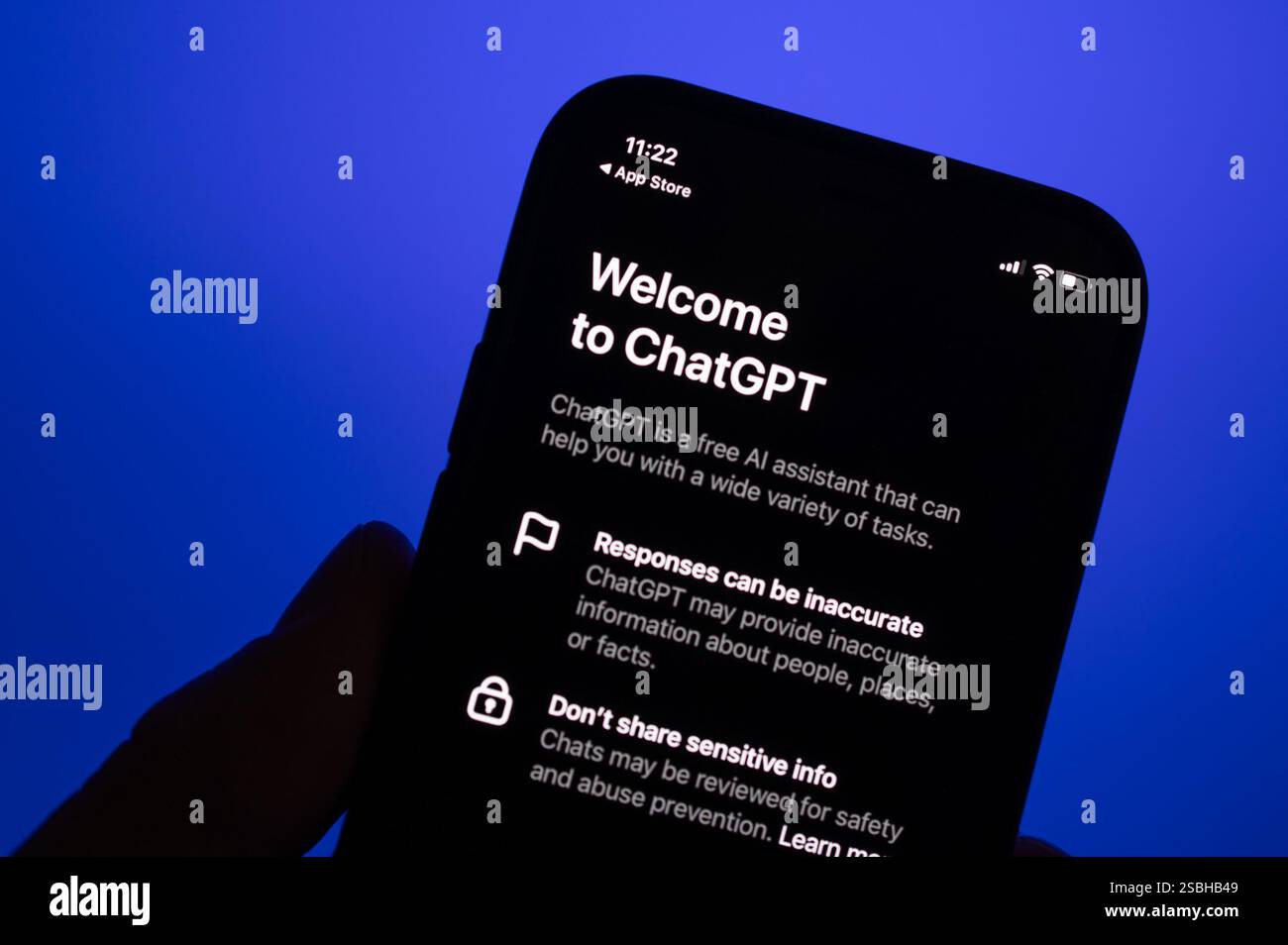 REGNO UNITO. 3 febbraio 2025. L'app Chat GPT viene visualizzata sullo schermo di uno smartphone in questa immagine. La società tecnologica OpenAI ha lanciato un nuovo strumento di intelligenza artificiale chiamato "Deep Search". Credito: SOPA Images Limited/Alamy Live News Foto Stock