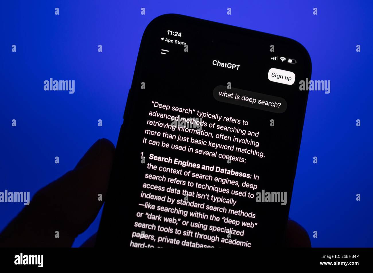 REGNO UNITO. 3 febbraio 2025. L'app Chat GPT viene visualizzata sullo schermo di uno smartphone in questa immagine. La società tecnologica OpenAI ha lanciato un nuovo strumento di intelligenza artificiale chiamato "Deep Search". Credito: SOPA Images Limited/Alamy Live News Foto Stock