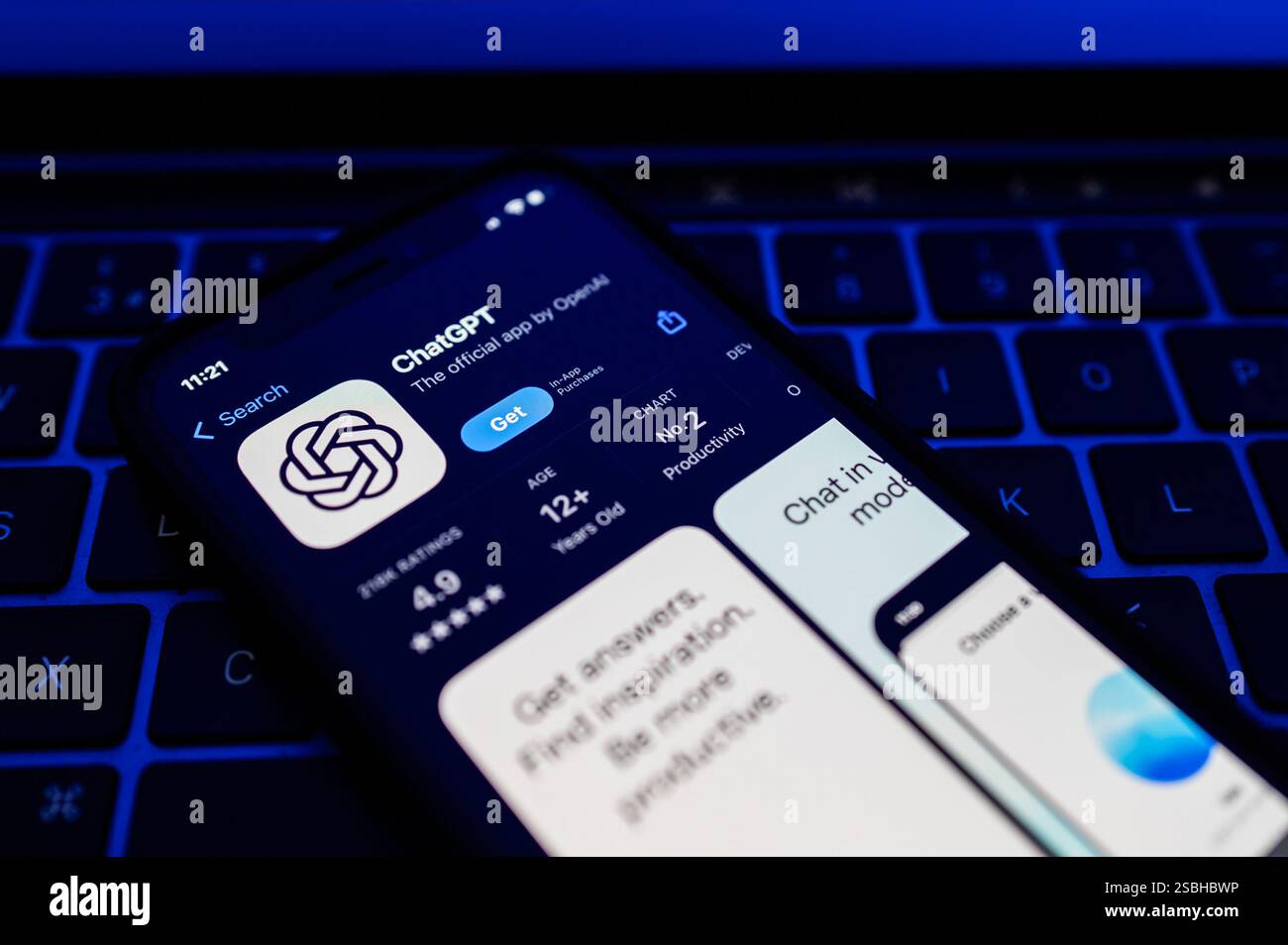 REGNO UNITO. 3 febbraio 2025. L'app Chat GPT viene visualizzata sullo schermo di uno smartphone in questa immagine. La società tecnologica OpenAI ha lanciato un nuovo strumento di intelligenza artificiale chiamato "Deep Search". (Foto di David Tramontan/SOPA Images/Sipa USA) credito: SIPA USA/Alamy Live News Foto Stock
