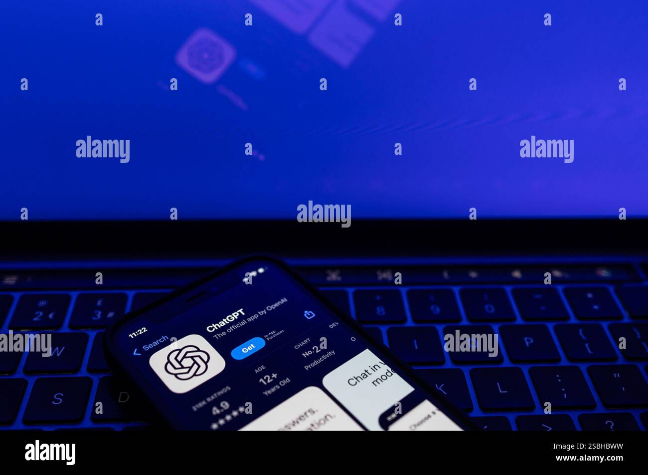 REGNO UNITO. 3 febbraio 2025. L'app Chat GPT viene visualizzata sullo schermo di uno smartphone in questa immagine. La società tecnologica OpenAI ha lanciato un nuovo strumento di intelligenza artificiale chiamato "Deep Search". (Foto di David Tramontan/SOPA Images/Sipa USA) credito: SIPA USA/Alamy Live News Foto Stock