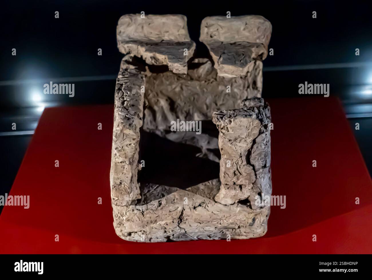 Modello di casa, argilla non cotta, insediamento neolitico di Çayönü Tepesi nel sud-est della Turchia - dal 8600-8300 a.C. circa. Sottofase di costruzione delle cellule Foto Stock