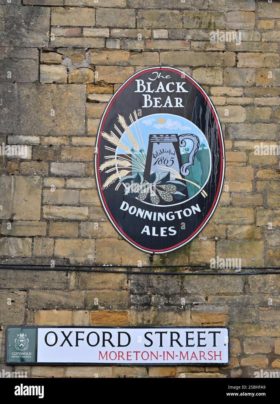 Il cartello per l'Orso Nero, una casa pubblica di Donnington Ales nella città di Moreton, nel Cotswold, nella palude Foto Stock