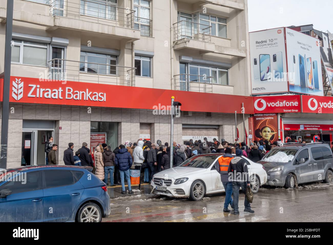 Lunga coda per il bancomat della banca Ziraat in inverno, Van Turkey Turkiye Foto Stock