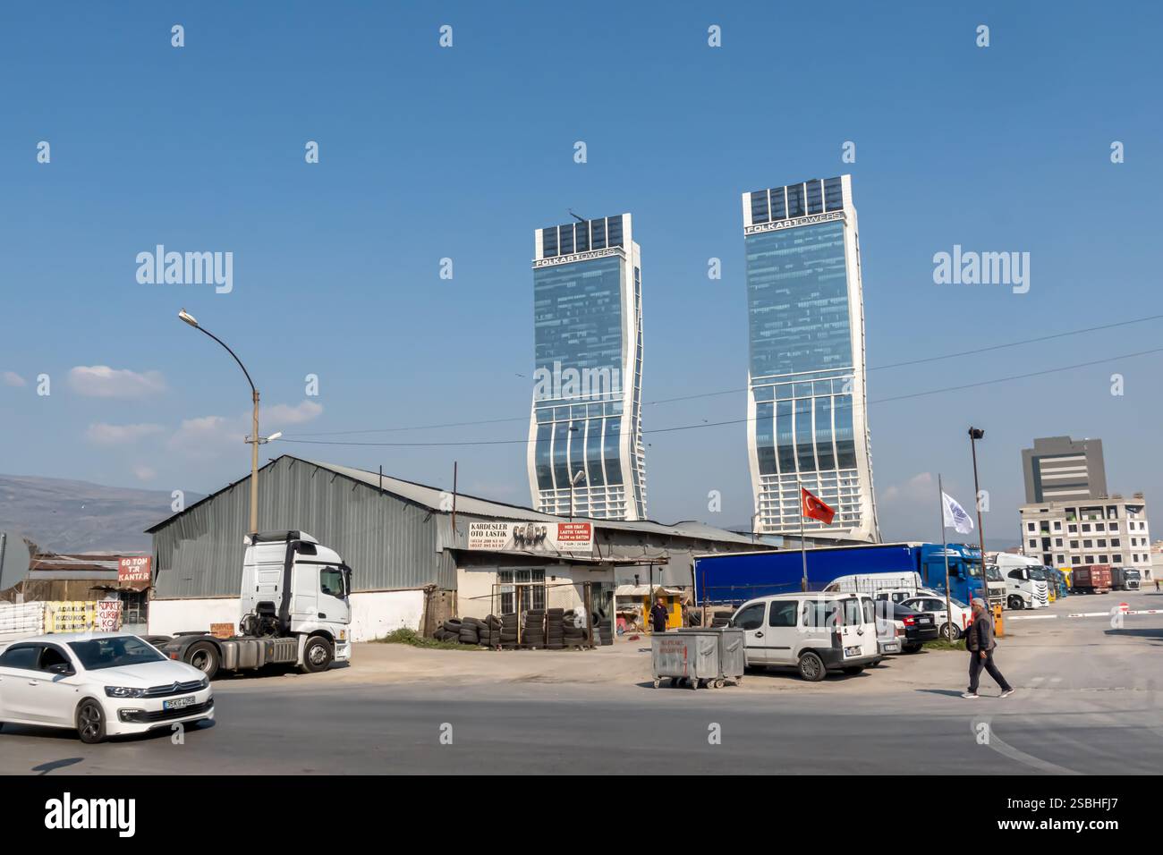 Folkart Towers un complesso di grattacieli ad uso misto costituito da due torri gemelle situate nel distretto di Bayraklı Smirne turchia turkiye Foto Stock