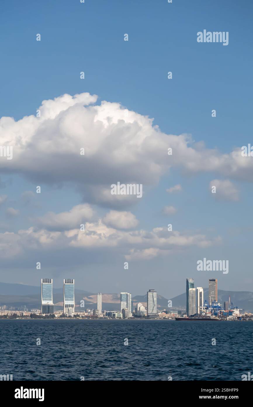 Vista del quartiere di bayrakli dal mare izmir turchia turkiye Foto Stock