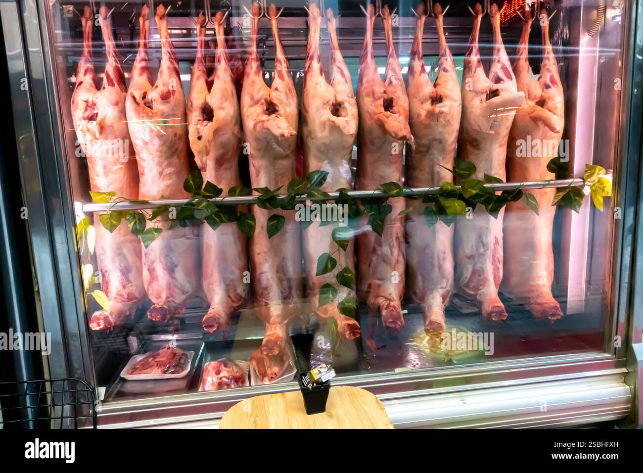 Macelleria, esposizione di carne di agnello cruda cruda nel mercato di strada del tacchino di Izmir Foto Stock