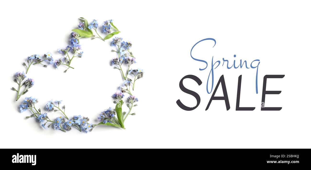 Volantino di primavera con splendidi fiori su sfondo bianco, vista dall'alto. Sconto stagionale Foto Stock