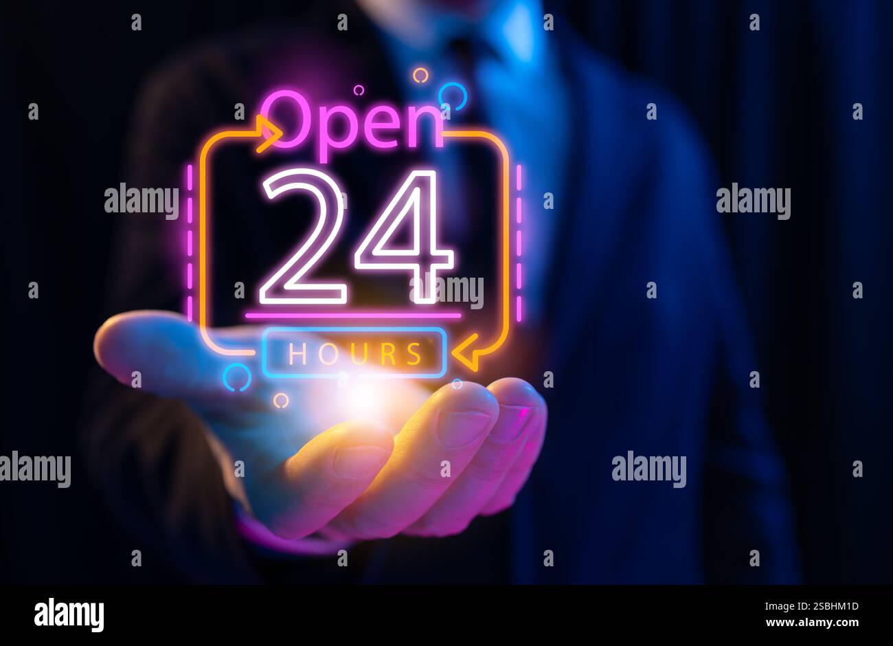 Uomo d'affari con un ologramma virtuale "24 Open", che simboleggia il servizio non-stop, la disponibilità a tempo pieno e le operazioni aziendali 24 ore su 24. Ideale Foto Stock