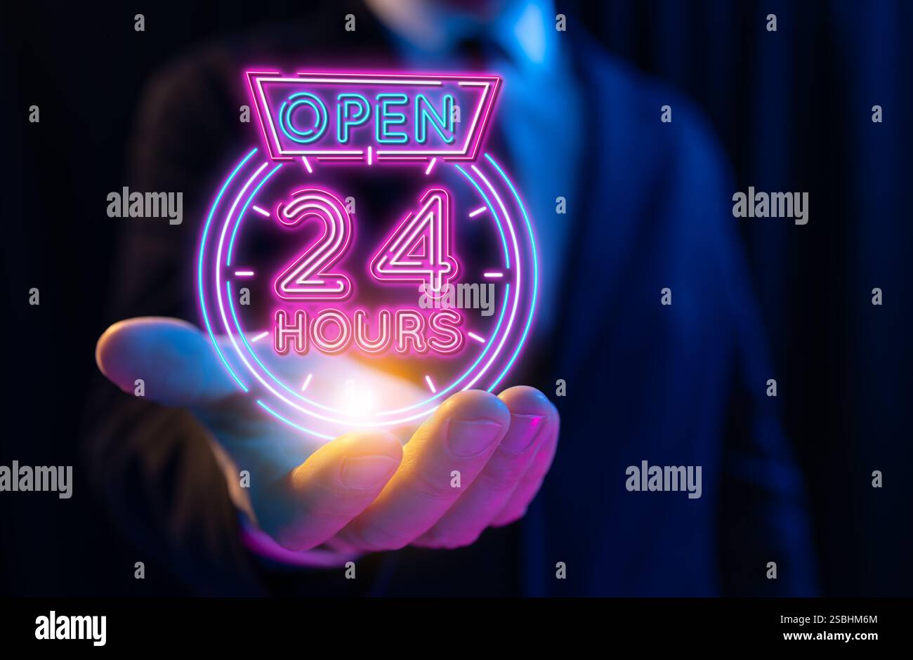 Uomo d'affari con un ologramma virtuale "24 Open", che simboleggia il servizio non-stop, la disponibilità a tempo pieno e le operazioni aziendali 24 ore su 24. Ideale Foto Stock