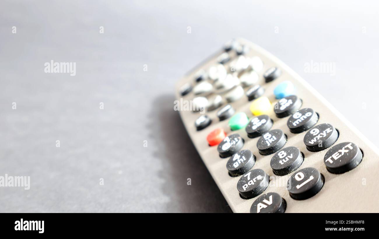 Primo piano del telecomando vintage con visualizzazione dei tasti alfanumerici. Foto Stock