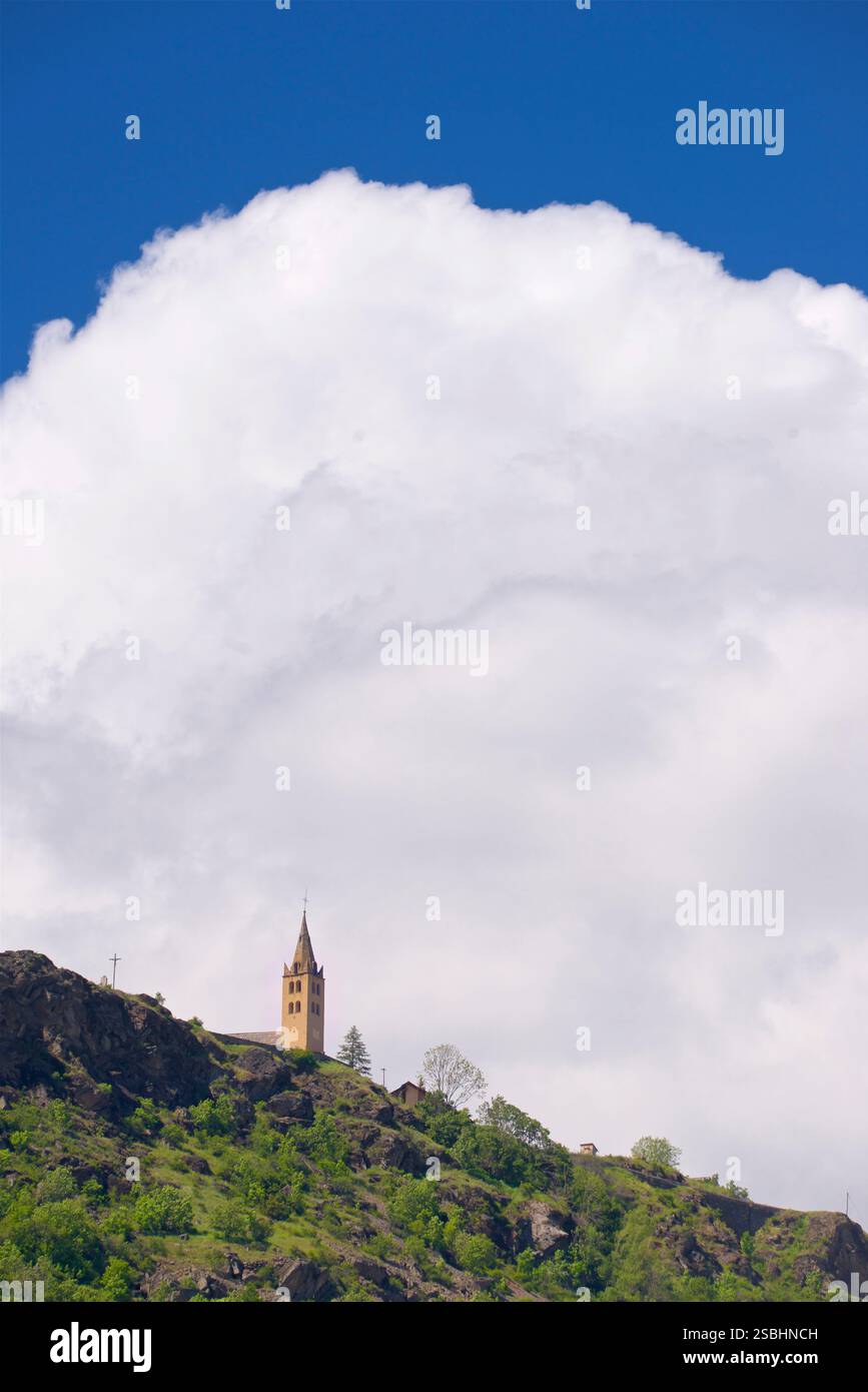 La chiesa di Puy Saint Pierre, un piccolo villaggio arroccato sulla collina che si affaccia su Brianza, Hautes Alpes Foto Stock