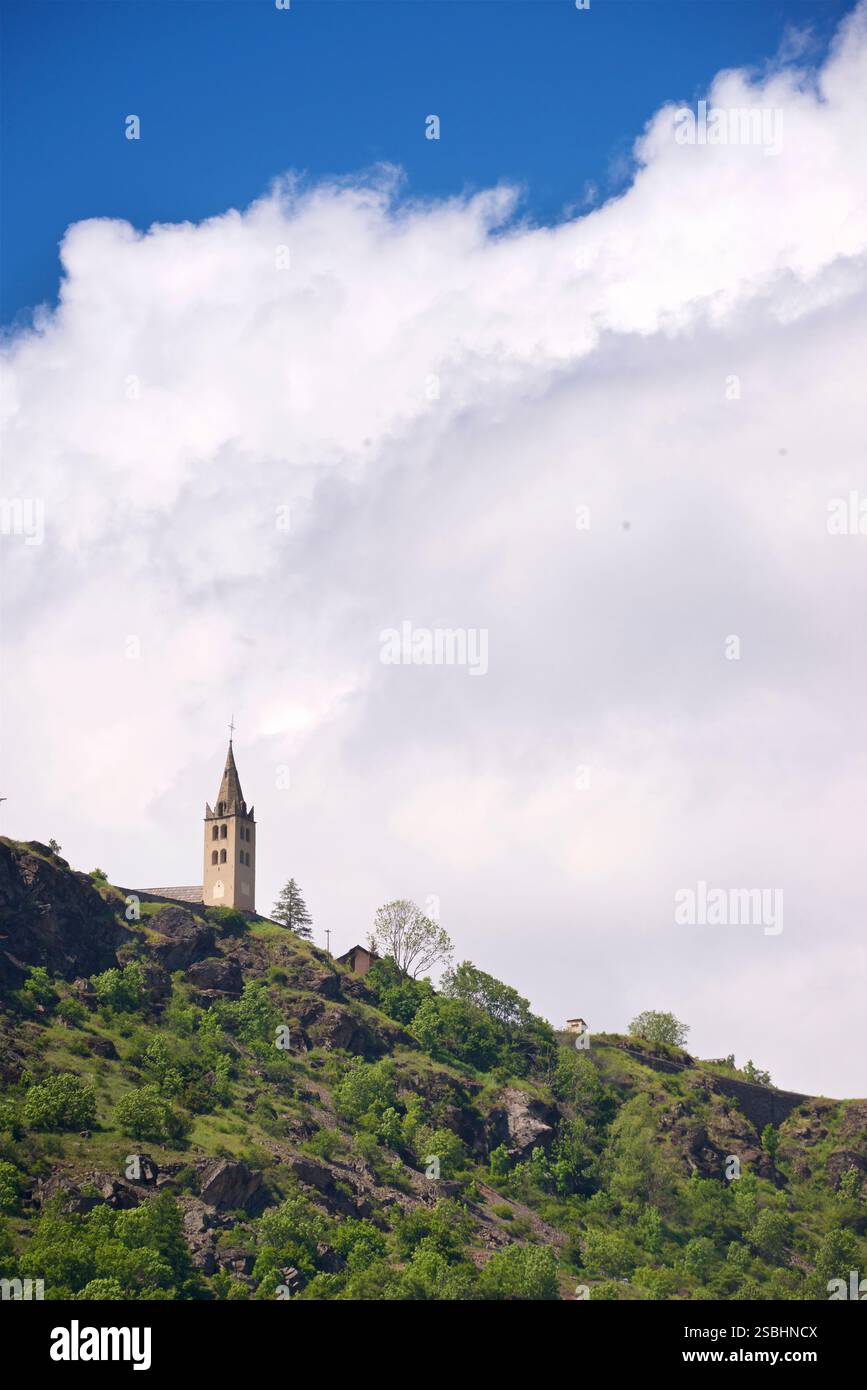 La chiesa di Puy Saint Pierre, un piccolo villaggio arroccato sulla collina che si affaccia su Brianza, Hautes Alpes Foto Stock