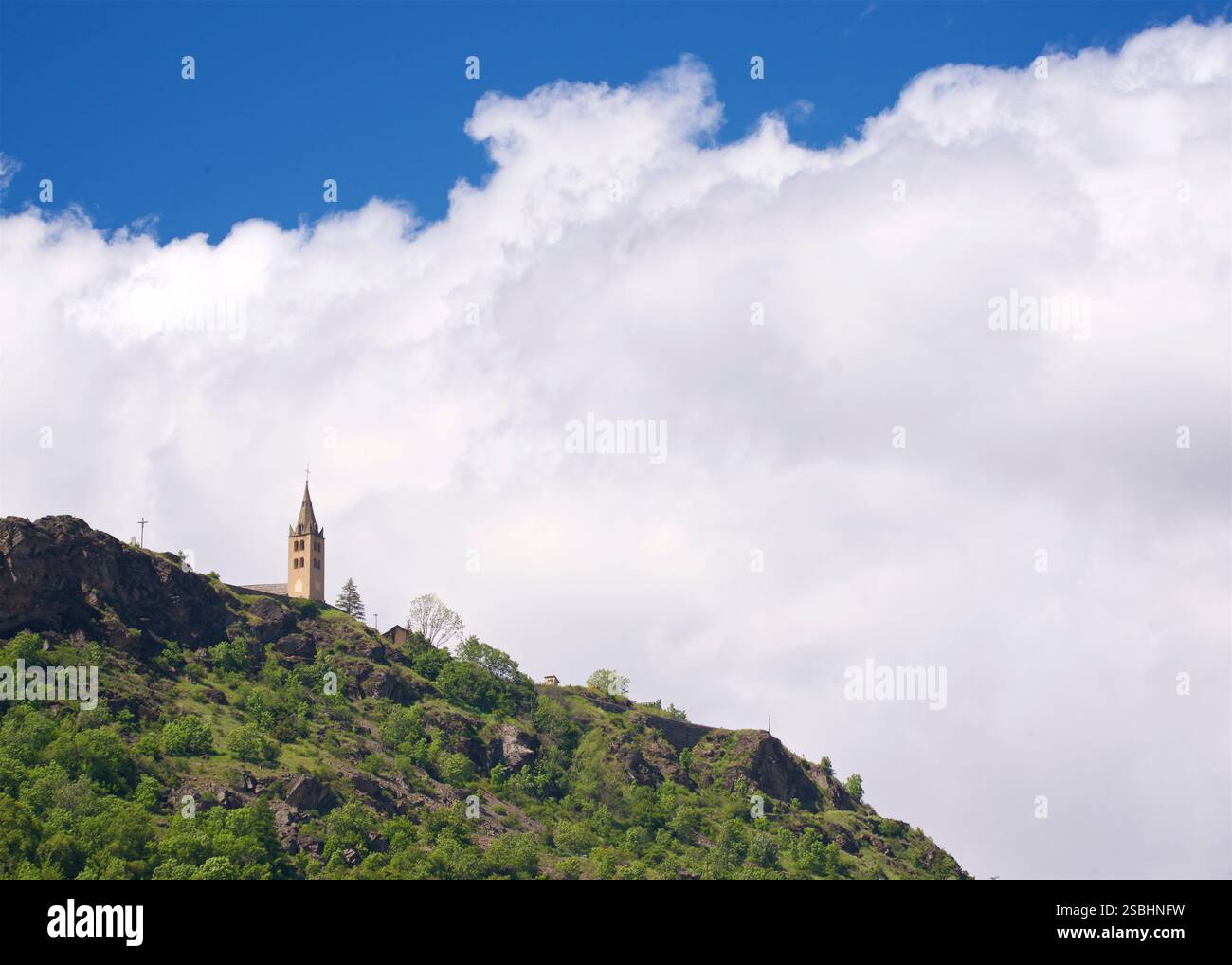 La chiesa di Puy Saint Pierre, un piccolo villaggio arroccato sulla collina che si affaccia su Brianza, Hautes Alpes Foto Stock