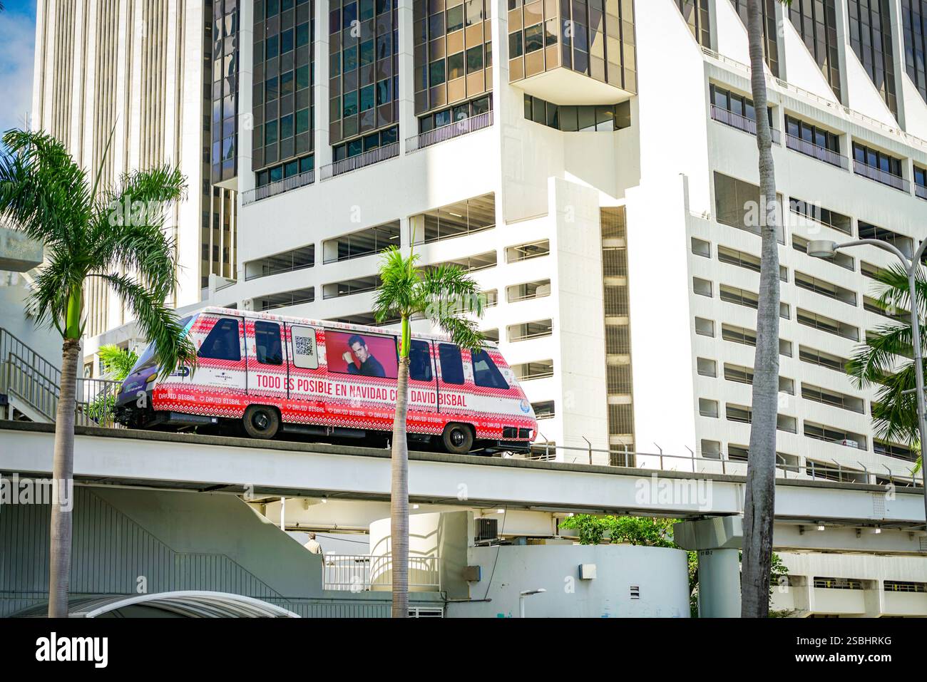 Miami, Stati Uniti - 11 gennaio 2025: Metromover sul ponte nel centro di Miami. Metromover è un treno automatizzato di trasporto pubblico gratuito Foto Stock