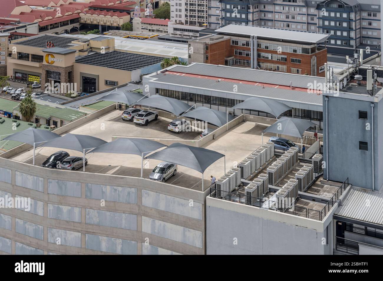 WINDOHECK, 2024 novembre 18, paesaggio urbano aereo con impianti di aria condizionata e auto sul tetto dell'edificio nel centro città, girato alla luce della tarda primavera sul no Foto Stock