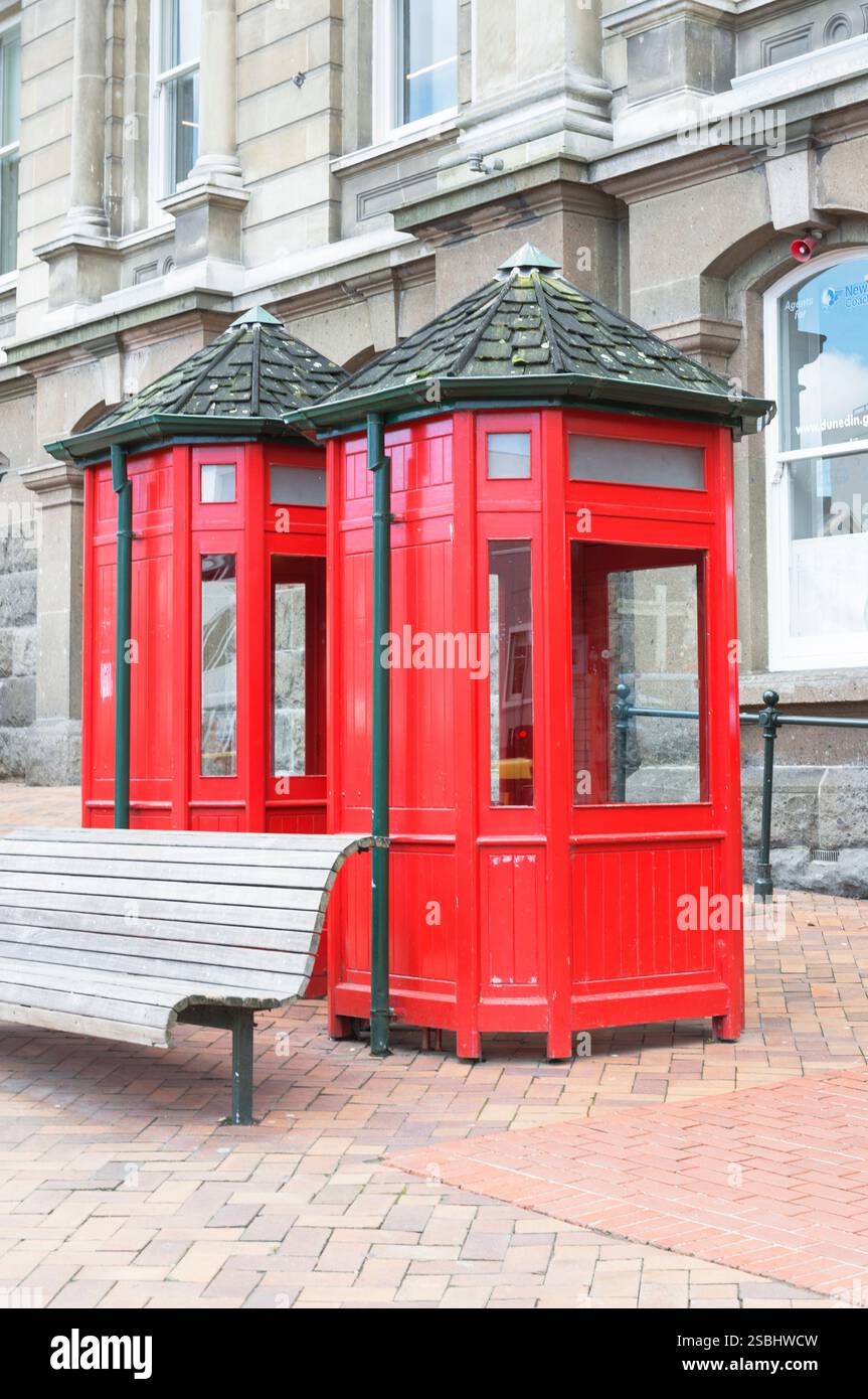 Scatole telefoniche rosse. Dunedin, Otago, Isola del Sud, Nuova Zelanda Foto Stock