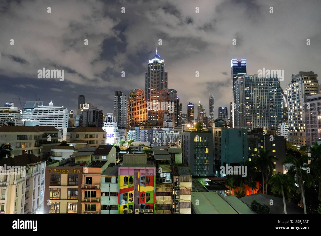 Ammira il paesaggio urbano e gli edifici di Bangkok in Thailandia e Asia Foto Stock