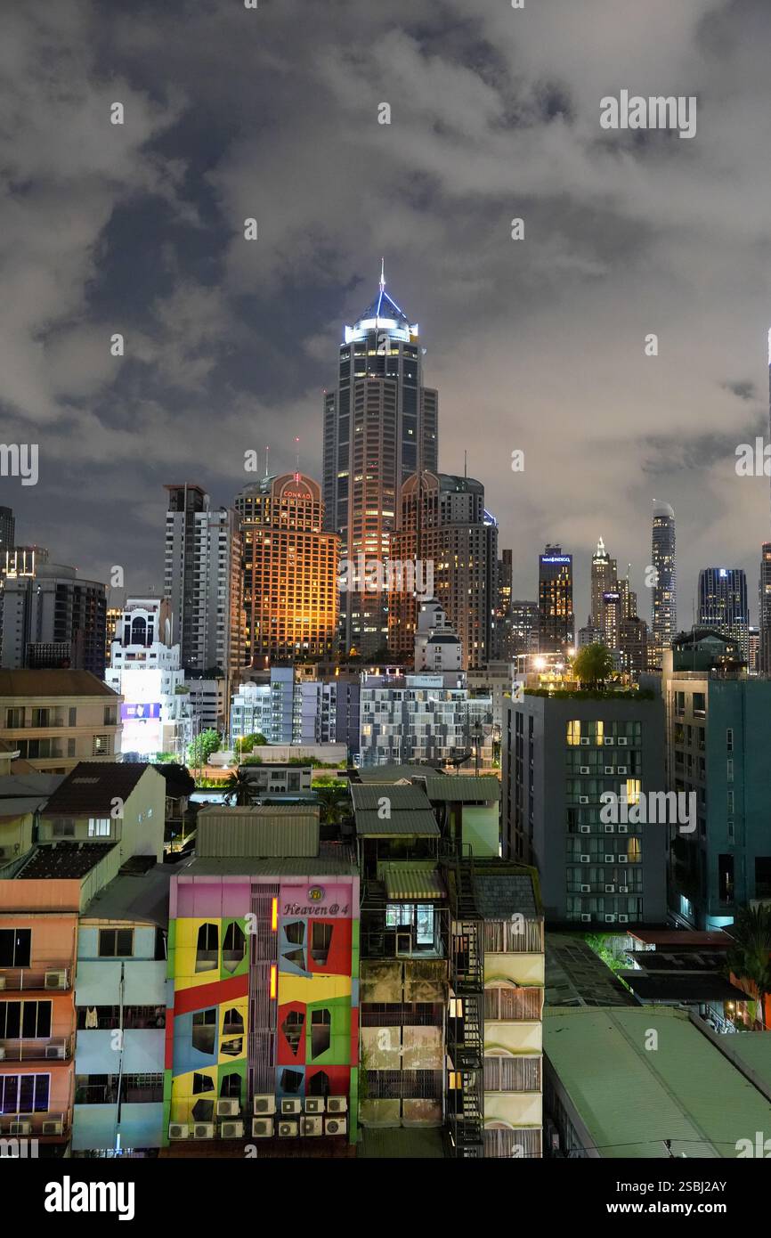 Ammira il paesaggio urbano e gli edifici di Bangkok in Thailandia e Asia Foto Stock