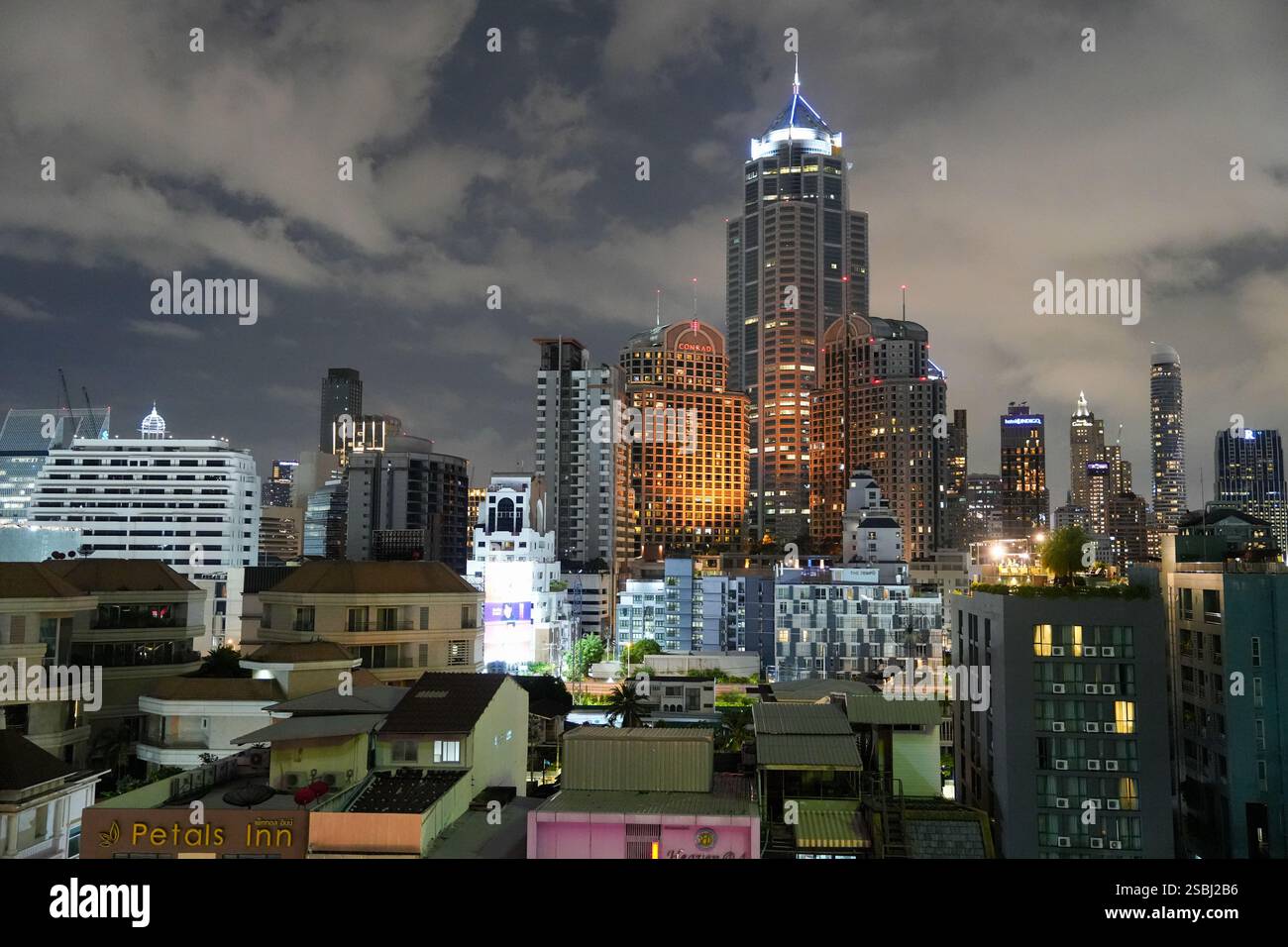 Ammira il paesaggio urbano e gli edifici di Bangkok in Thailandia e Asia Foto Stock