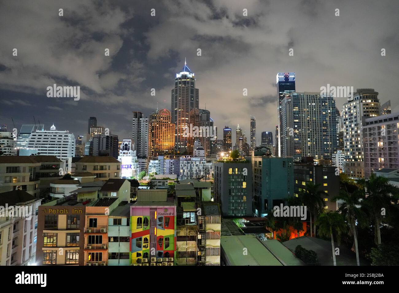 Ammira il paesaggio urbano e gli edifici di Bangkok in Thailandia e Asia Foto Stock