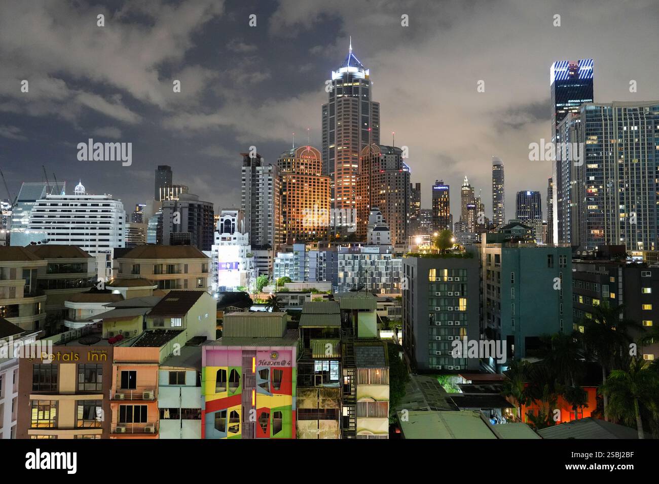 Ammira il paesaggio urbano e gli edifici di Bangkok in Thailandia e Asia Foto Stock