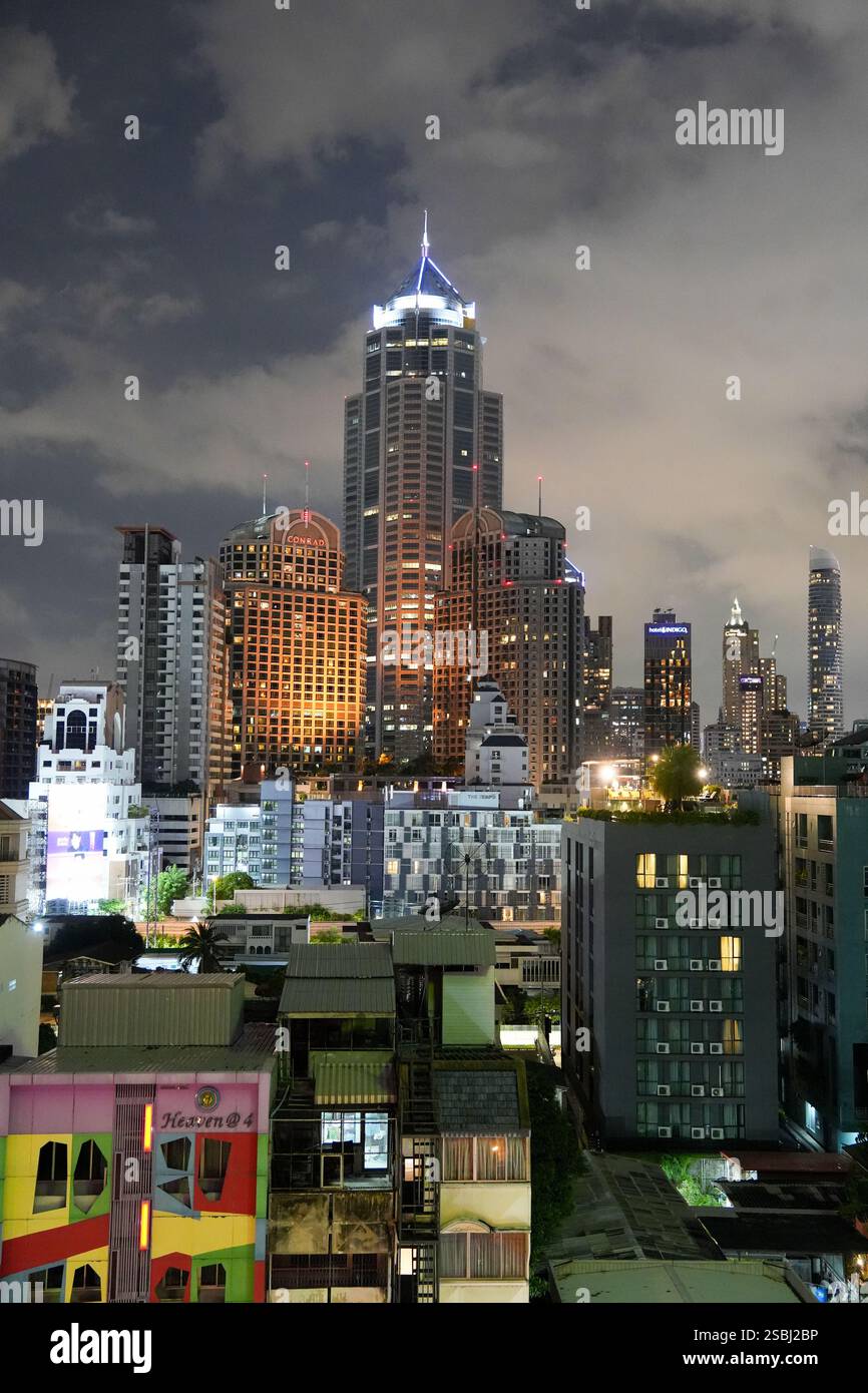 Ammira il paesaggio urbano e gli edifici di Bangkok in Thailandia e Asia Foto Stock