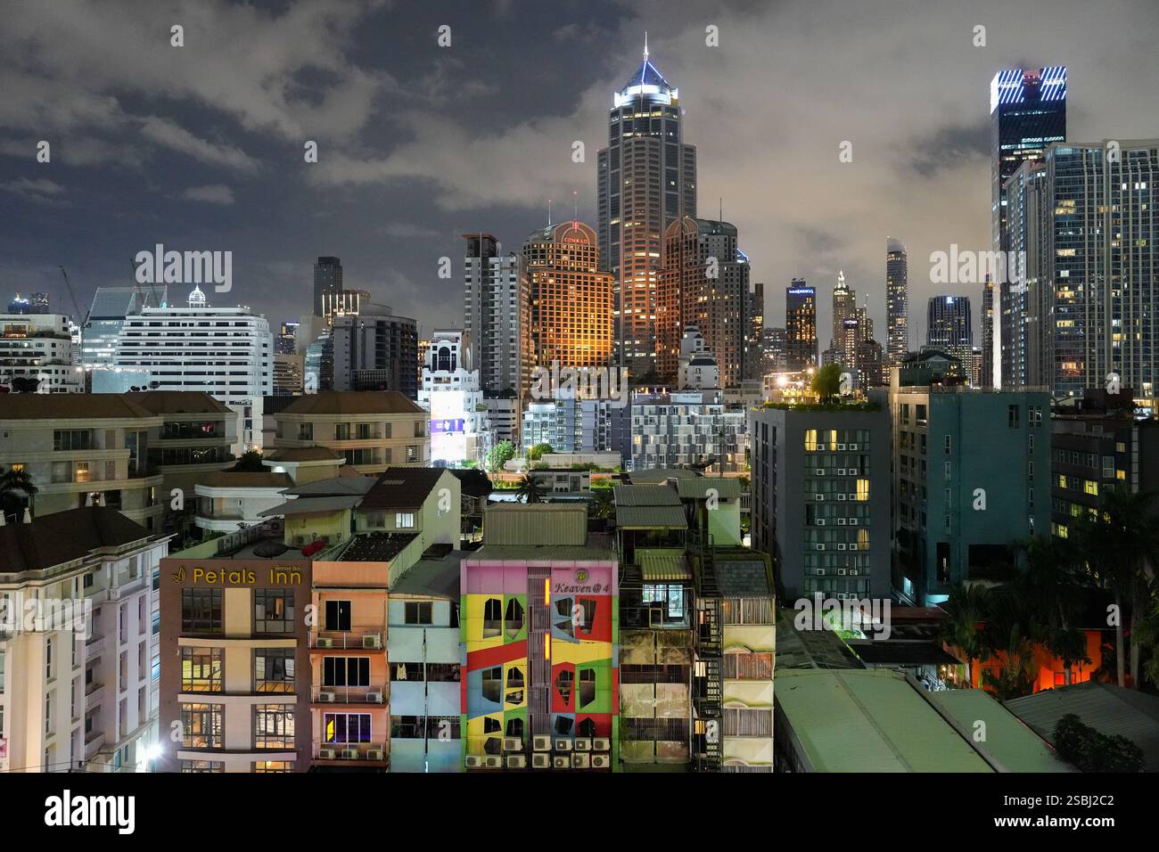 Ammira il paesaggio urbano e gli edifici di Bangkok in Thailandia e Asia Foto Stock