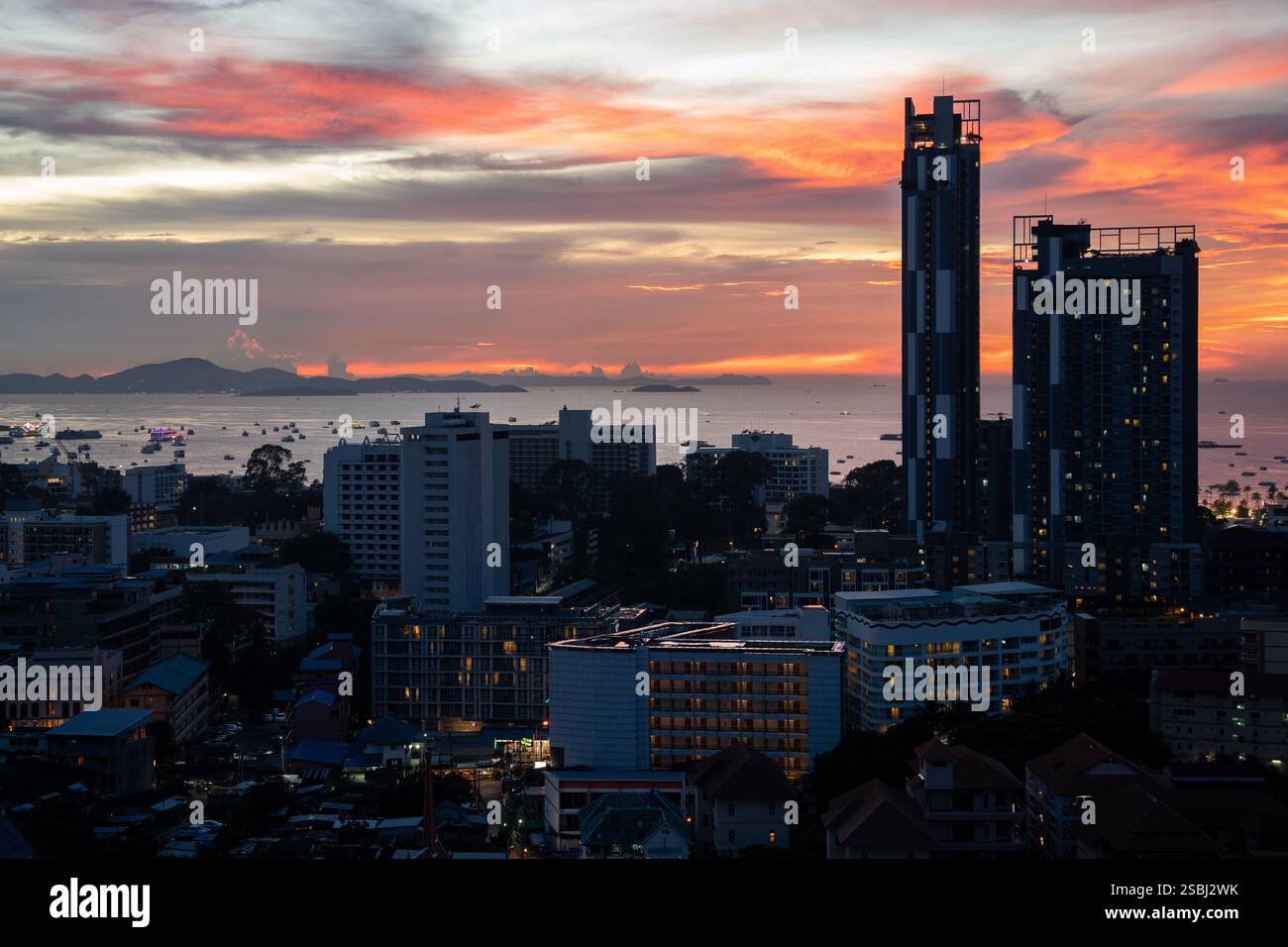 Vista del tramonto dal 22° piano di un condominio nella città di Pattaya, distretto di Chonburi, Thailandia e Asia Foto Stock