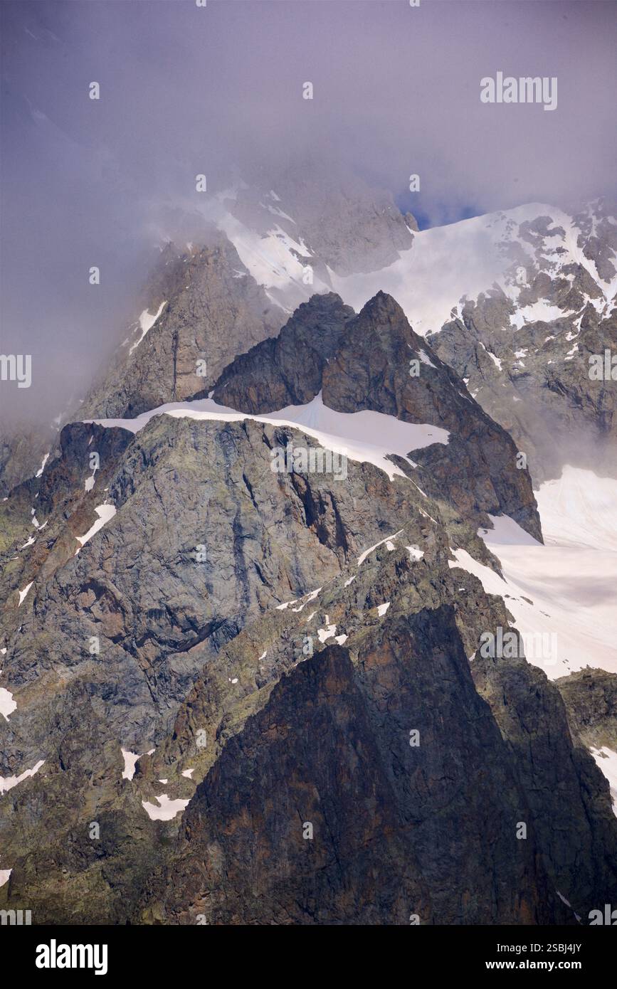 Vette frastagliate nel parco nazionale degli Ecrins da Pre de Madame Carle. Mont Pelvoux è una montagna importante in questa zona. Foto Stock