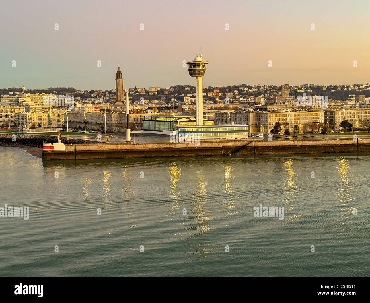 Le Havre, Francia, Europa - 16 gennaio 2025: Ingresso al porto di le Havre con la torre di controllo delle navi sul lungomare all'alba. Foto Stock
