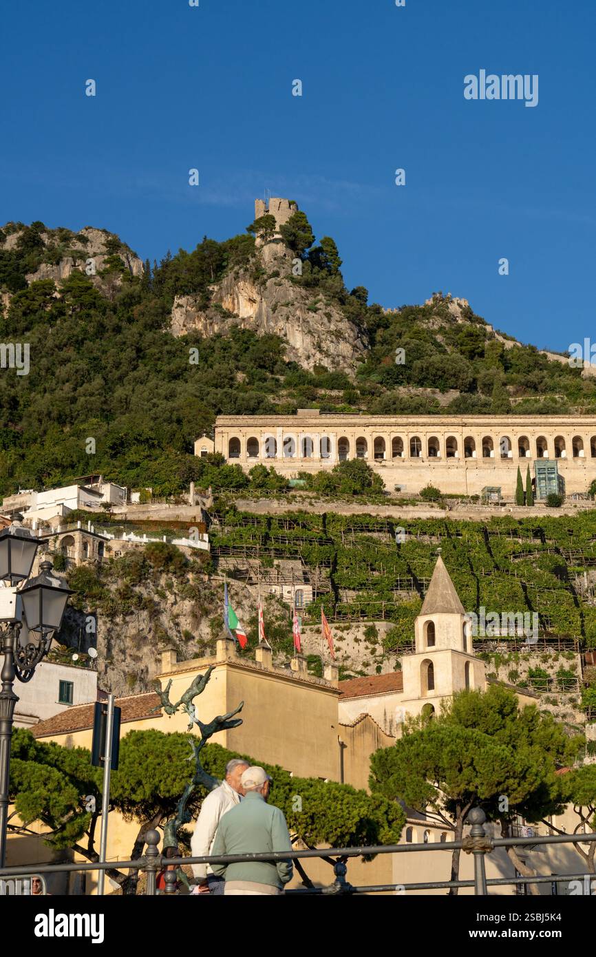 Torre dello Ziro sul Monte Aureo, sopra il Cimitero Monumentale, con vista su Amalfi, Italia. Il campanile del municipio è sulla destra. Foto Stock